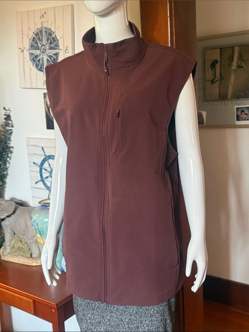 New 32° Heat Sleeveless Zip-Front Softshell Vest - Burgundy size XL.Longer styl
